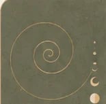 Diseño de espiral dorada con elementos celestiales incluyendo luna creciente y esferas sobre fondo verde salvia